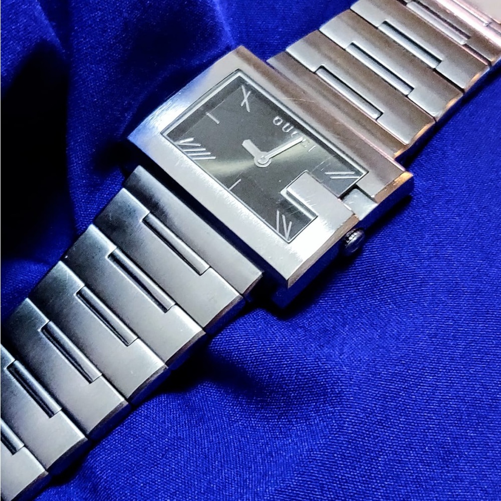 Gucci 100L Vintage Collectible G-Rectangle Swiss Womens Watch - Picture 3 of 10